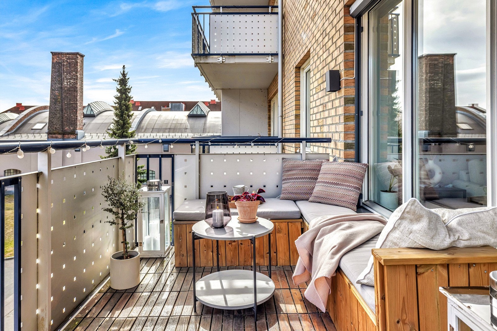 Plassbygget sittegruppe på balkongen - det er lov med gassgrill på balkongen Galleribilde