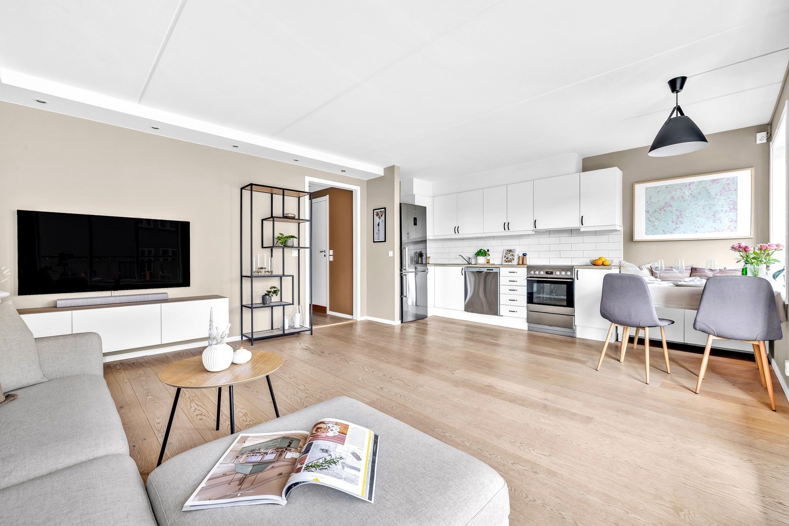Downlights montert i 2020 sørger for en stemningsfull belysning i rommet Galleribilde