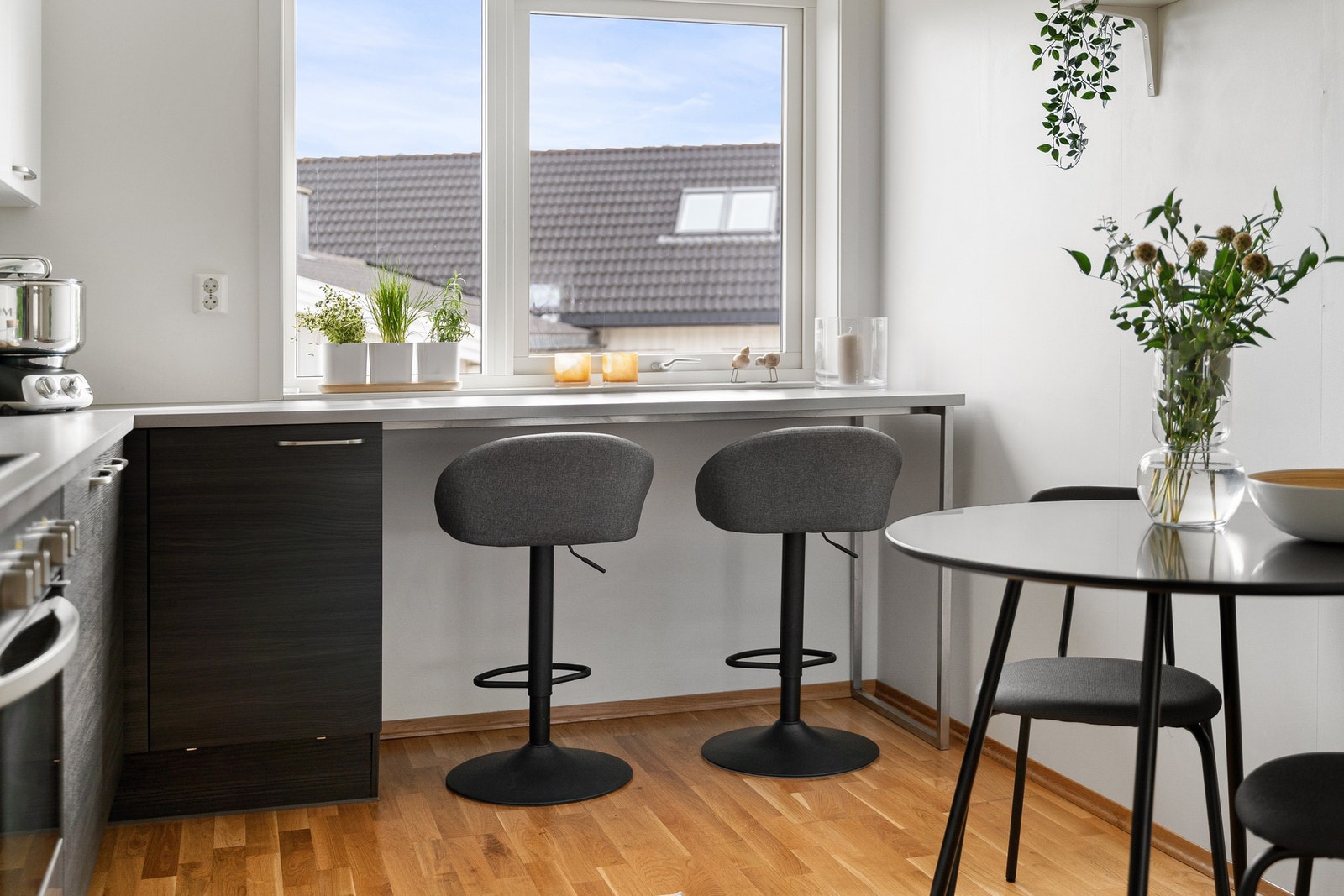 Ved behov så kan man fjerne lettvegg mellom kjøkken og soverom i 2. etasje for en ekstra stor stue/kjøkken løsning. Galleribilde