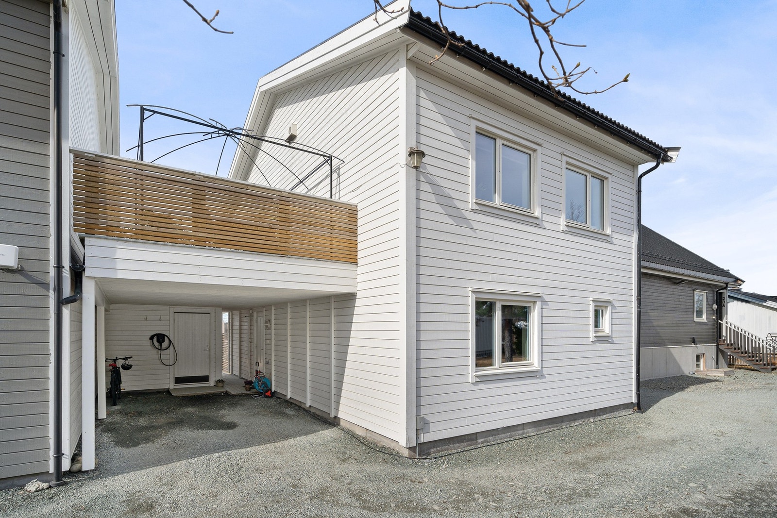 Boligen har en carport med elbillader. Galleribilde
