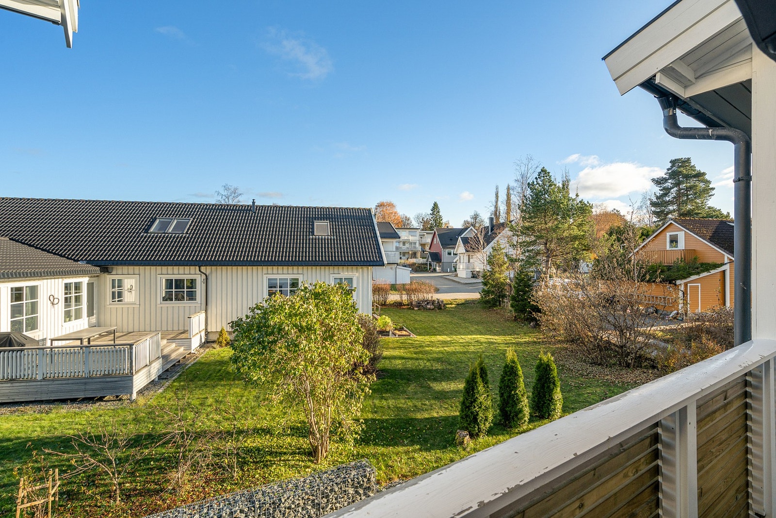 Boligen ligger i et rolig og barnevennlig område med gangavstand til alt av det man behøver i hverdagen. Galleribilde