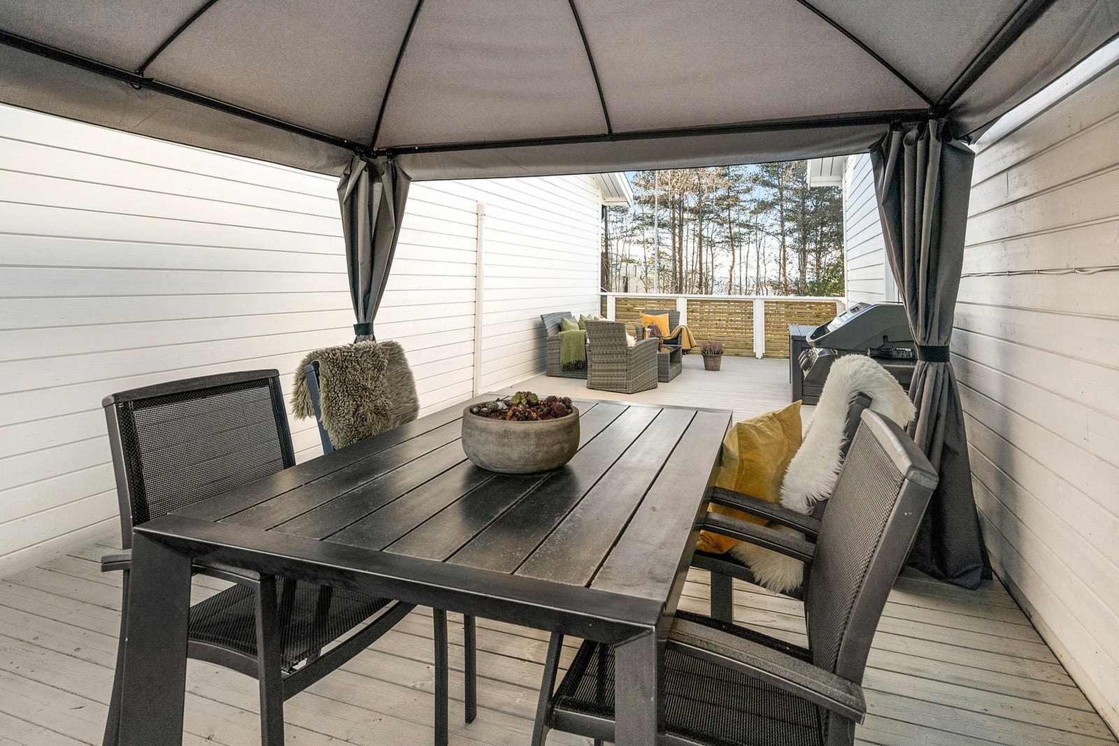 Her har man god plass til forskjellige sittegrupper og grill. Galleribilde