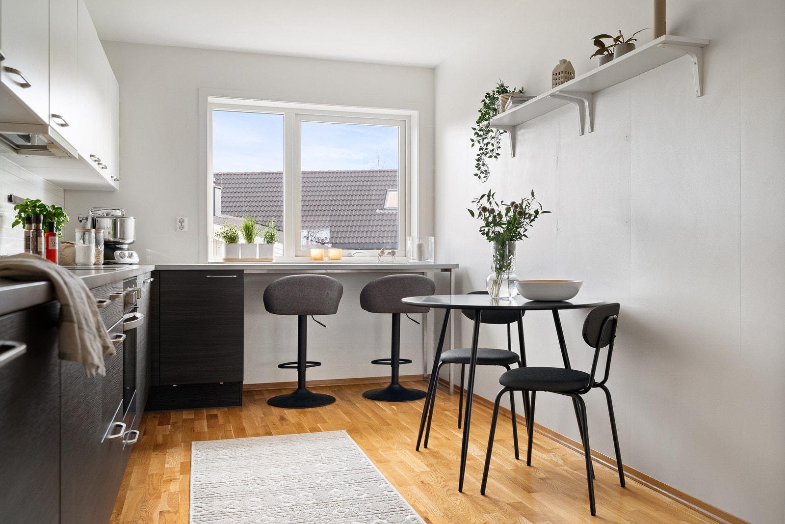 Kjøkkenet har integrert stekeovn, platetopp, kjøleskap og oppvaskmaskin. Galleribilde