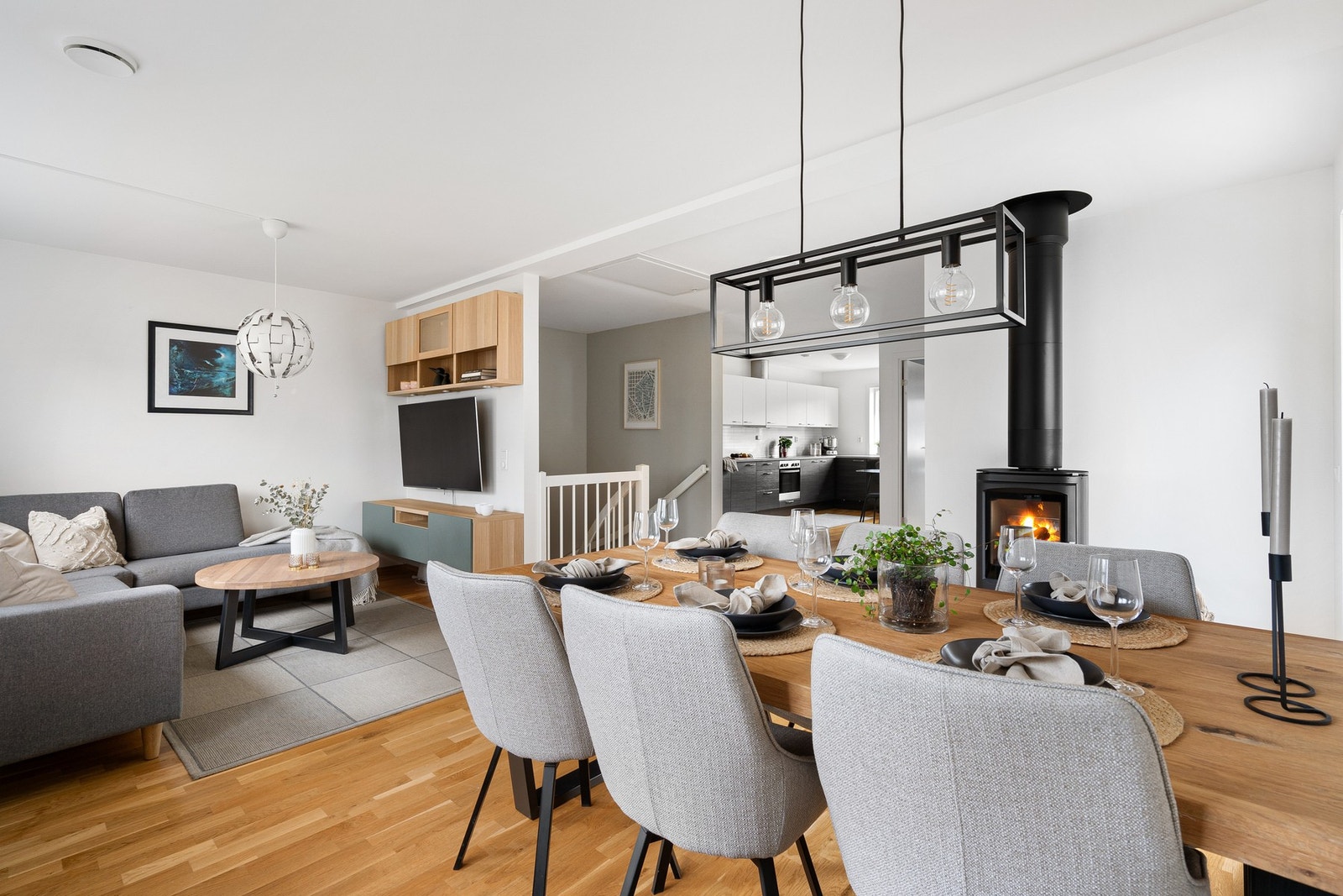 2. etasje består av stue, kjøkken, bad og soverom. Galleribilde