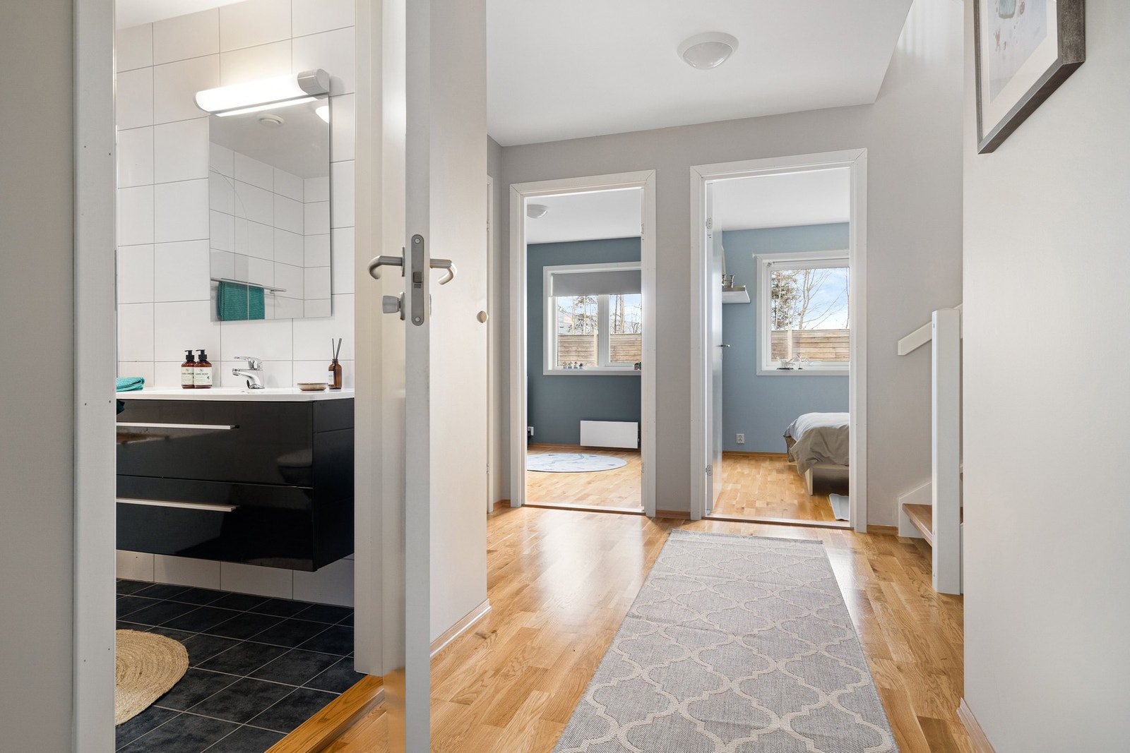 1. etasje består av bad, vaskerom og 3 soverom. Galleribilde