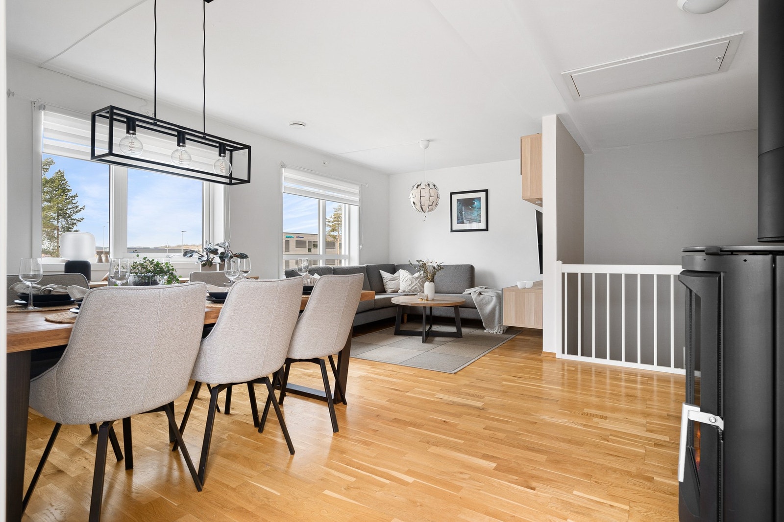 Boligen har en stue/kjøkken løsning på hele 47 kvm. Galleribilde