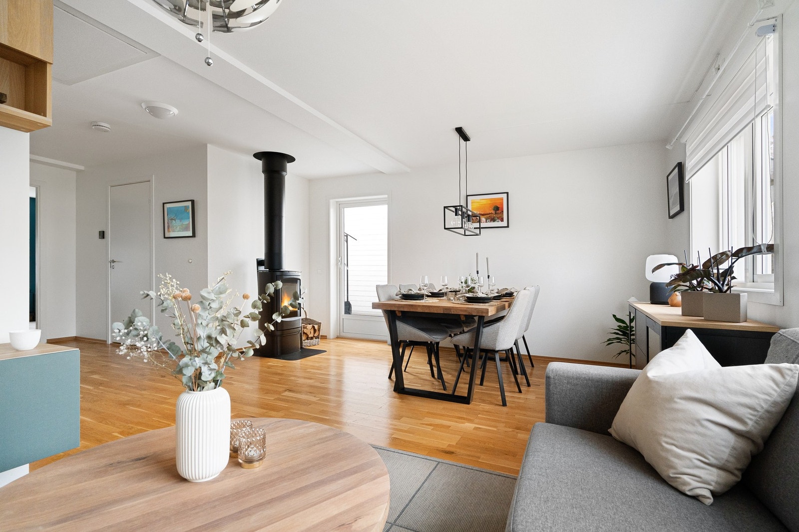 Boligen varmes opp via elektrisitet og vedfyring. Galleribilde