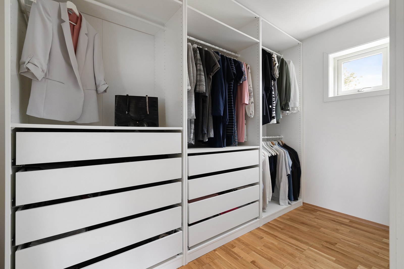 Her har man god plass til oppbevaring av klær. Galleribilde