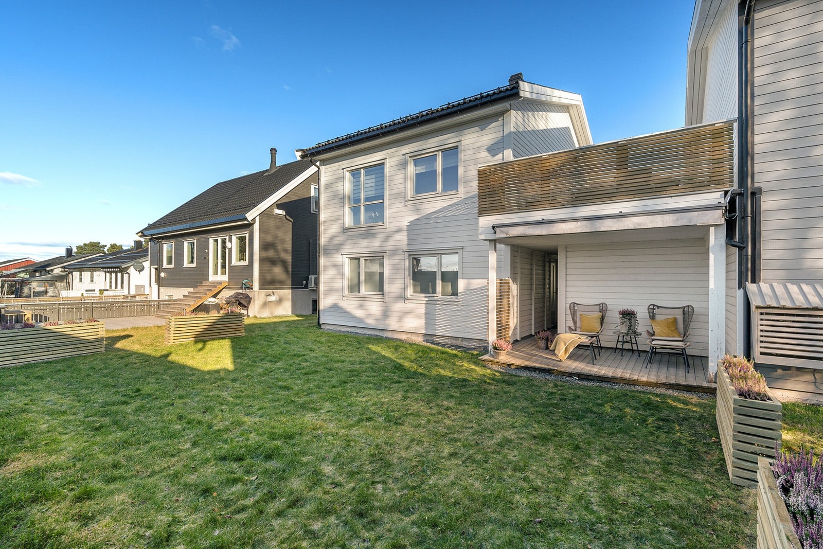 Her har du en moderne enebolig i rekke med sentral beliggenhet på Heimdal. Galleribilde