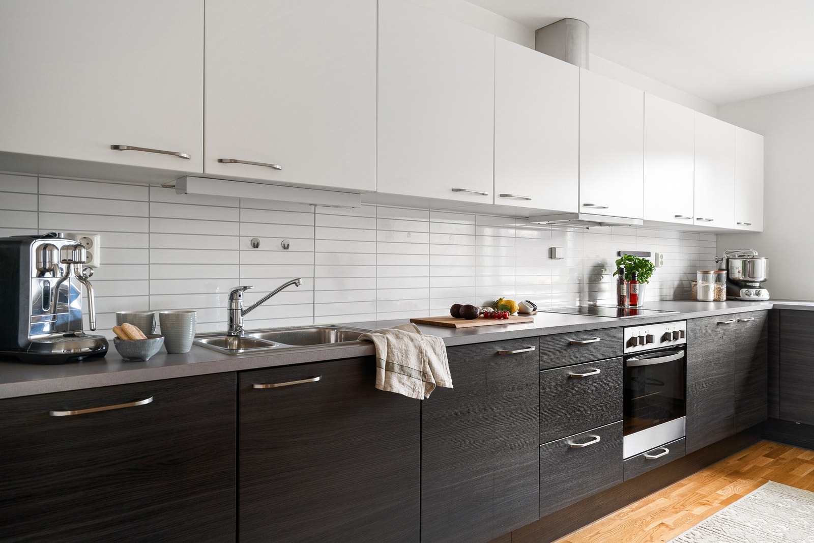 Kjøkkenet har svært mye skap og benkeplass. Galleribilde