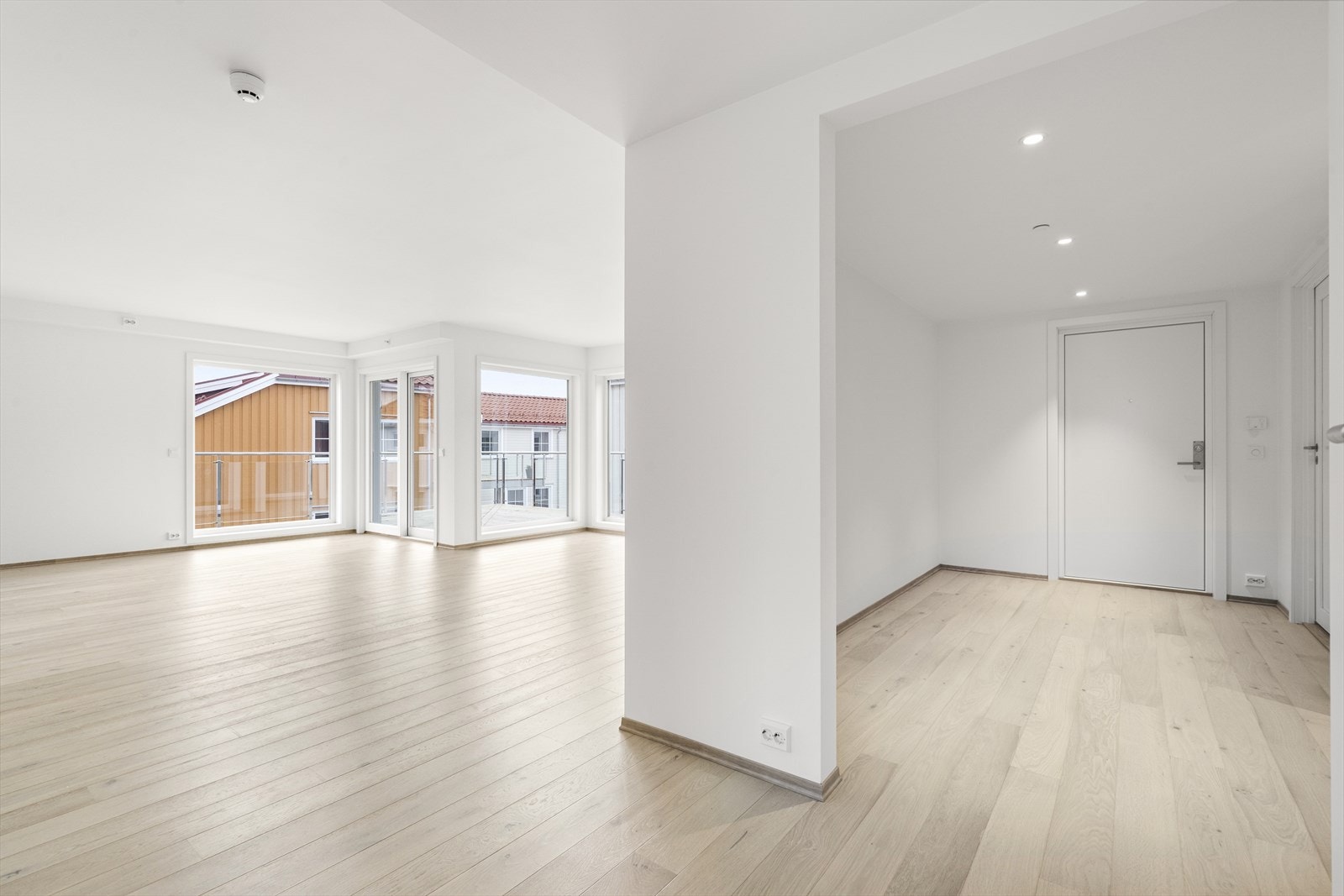 Fra vindfang og inn til stue/kjøkken Galleribilde