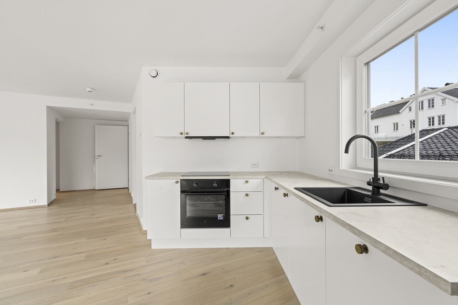 Kjøkkenet har integrerte hvitevarer og hyggelig utsikt til den sjarmerende Bioddgaten Galleribilde