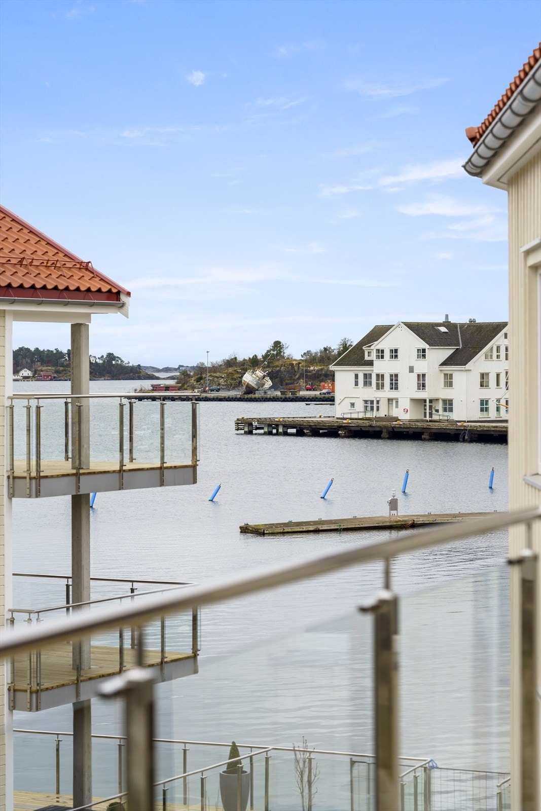 Hyggelig utsikt til indre havn og deler av byfjorden mellom blokkene Galleribilde