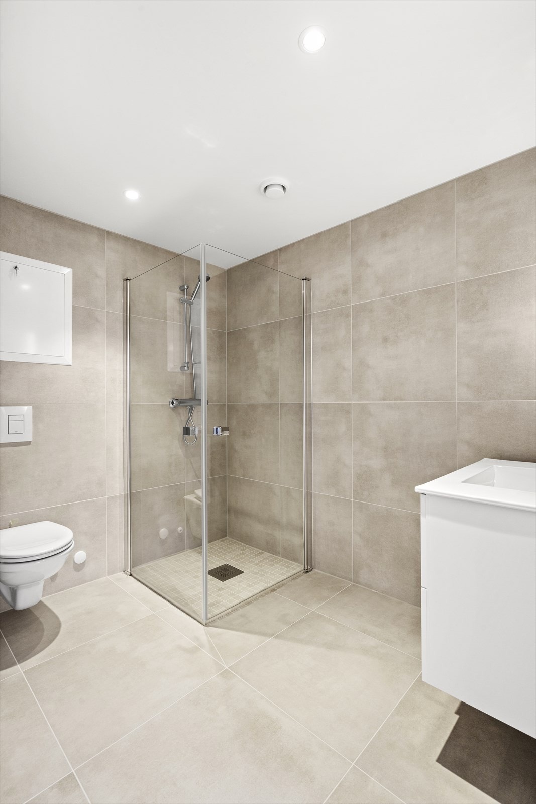 Badet har moderne fargevalg med en tidløs innredning Galleribilde