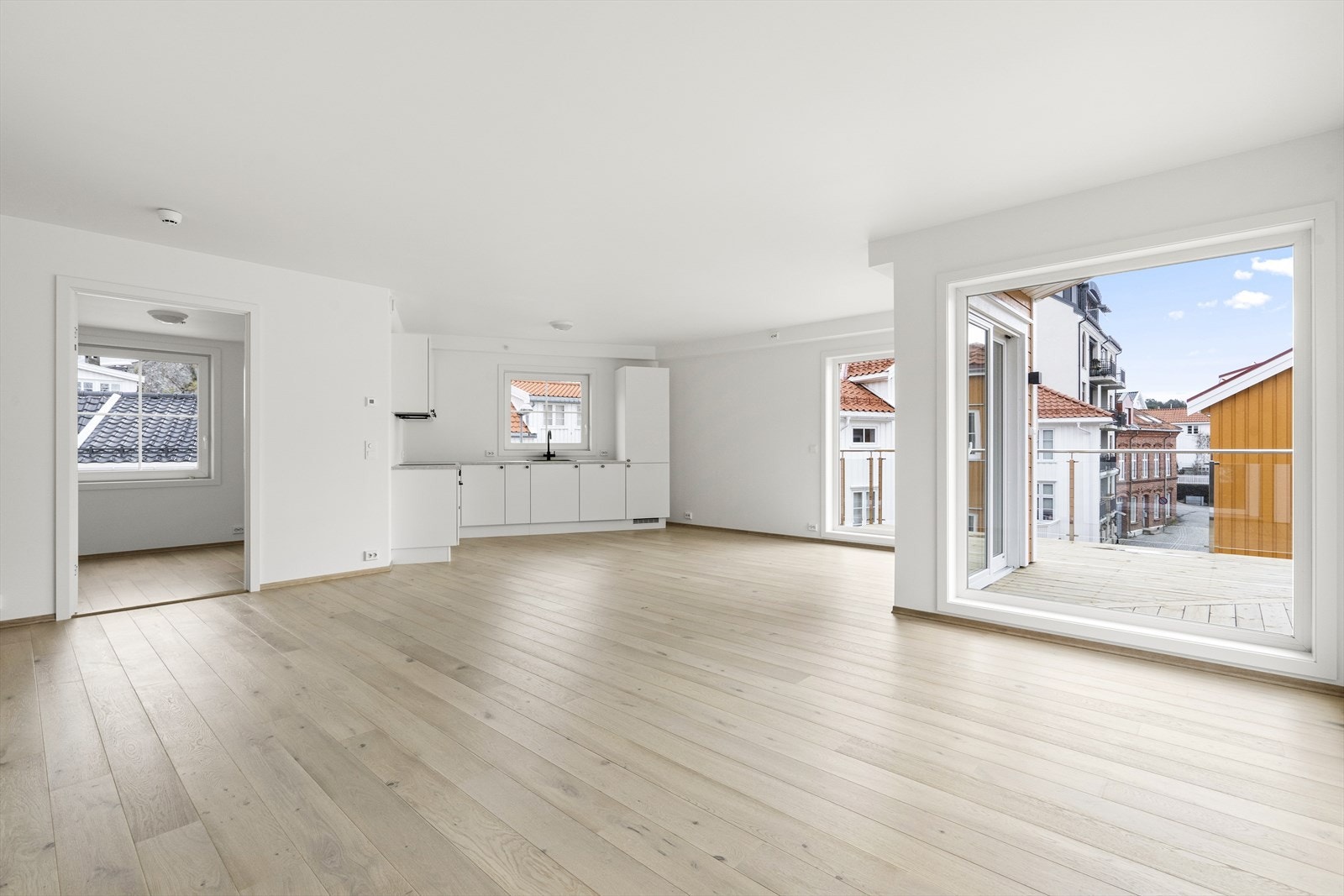 Åpen stue- og kjøkkenløsning med vannbåren gulvvarme og eikeparkett på gulv Galleribilde