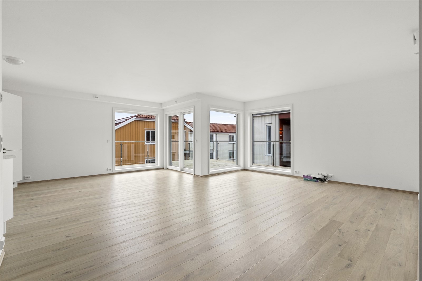 Leiligheten har store vinduer som gir godt med lysinnslipp Galleribilde