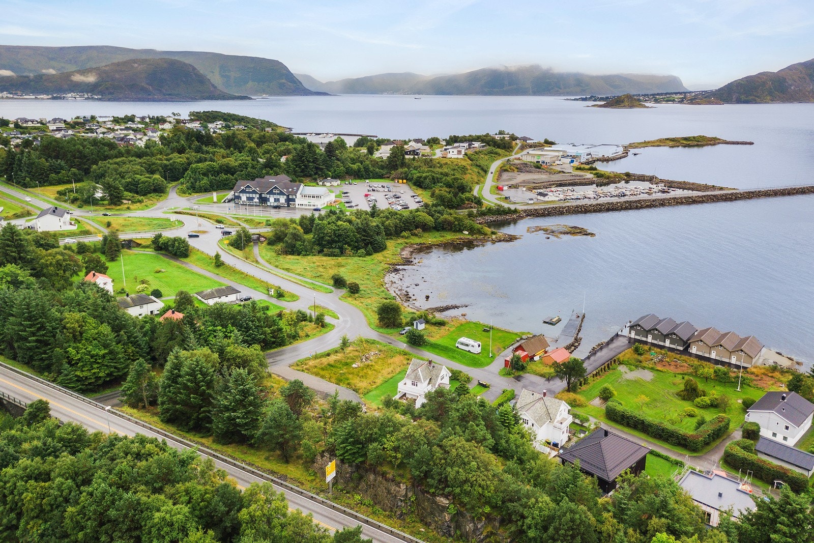 ... Og om sykkelen er punktert, kan man like greit hoppe i sjøen fra moloen nedenfor eiendommen. Galleribilde