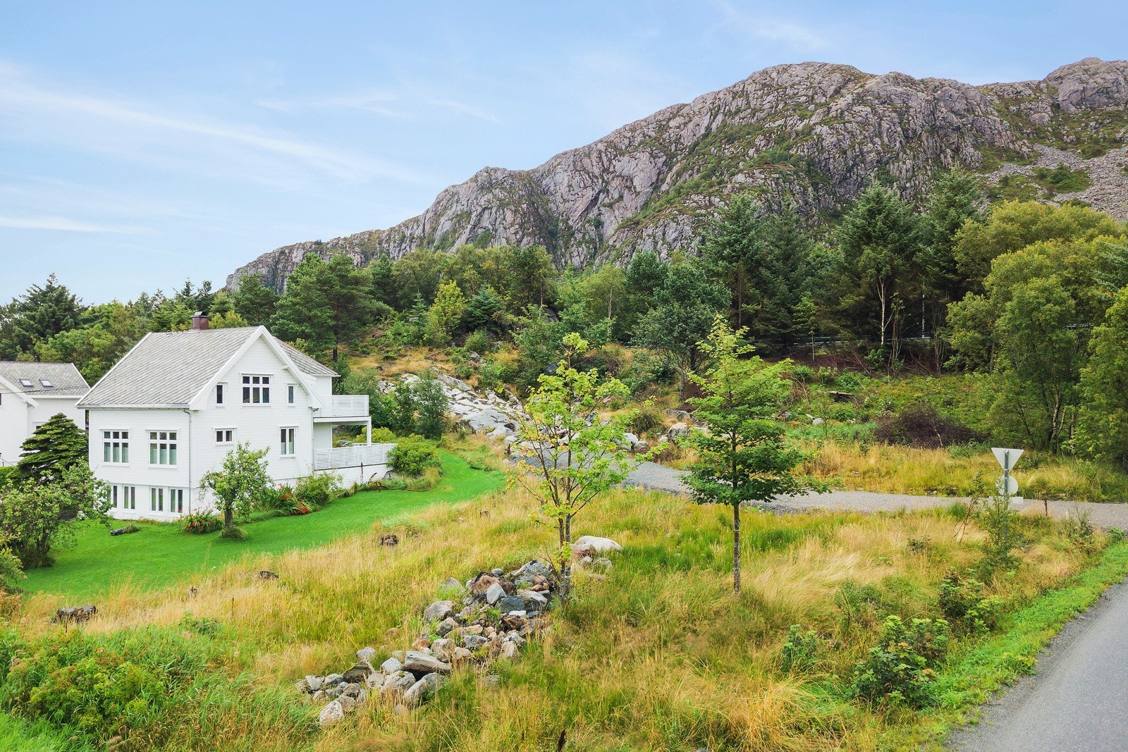 Tomten er vestvendt og er regulert for frittliggende boliger. Galleribilde