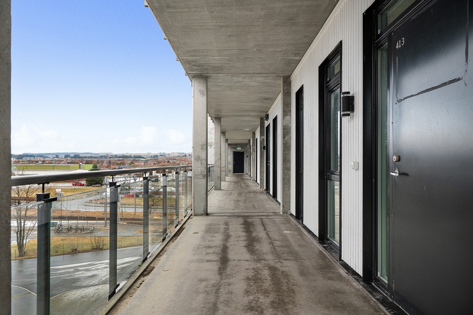 Du har parkeringsplass til bil nede i lukket garasjeanlegg m/bod. Det er både heis og trapp i bygget, og du vil da kunne gå tørrskodd fra parkeringskjeller og til leiligheten. Galleribilde