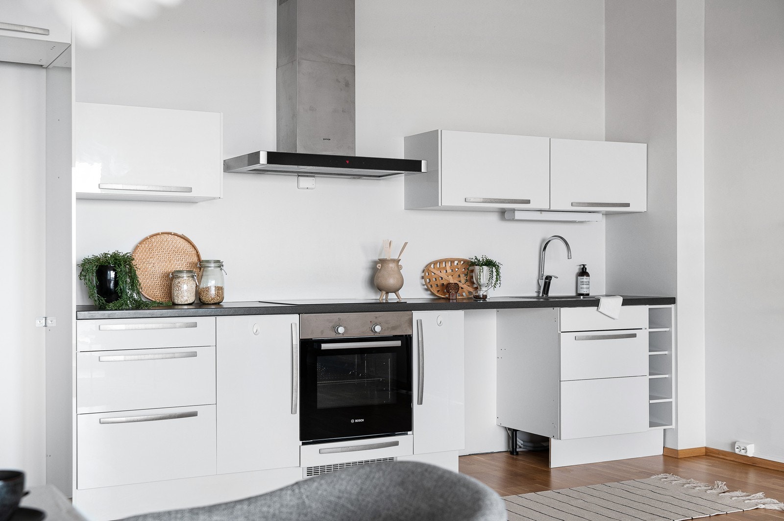 Det er integrert platetopp og komfyr, ellers klargjort for frittstående hvitevarer. Det er platetopp og komfyr som medfølger i handelen av hvitevarer.(Kjøkkenviften blir byttet innen overtakelse) Galleribilde