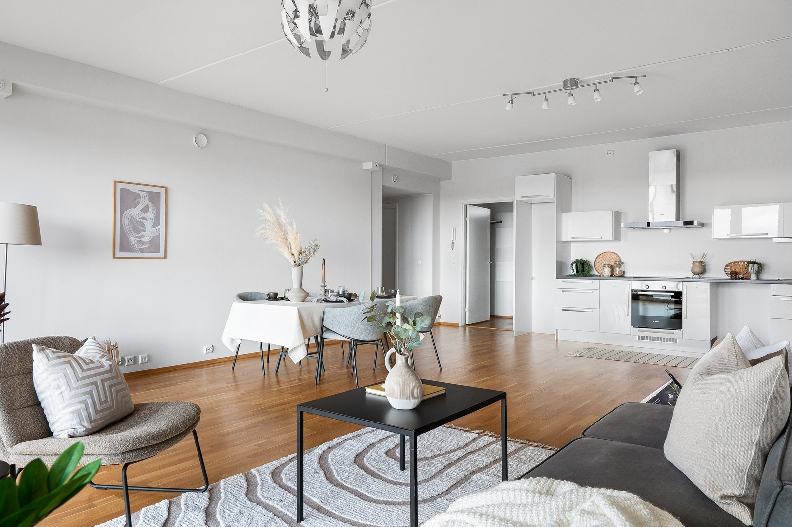 Lyst og pent. Åpen løsning med stue og kjøkken. Galleribilde