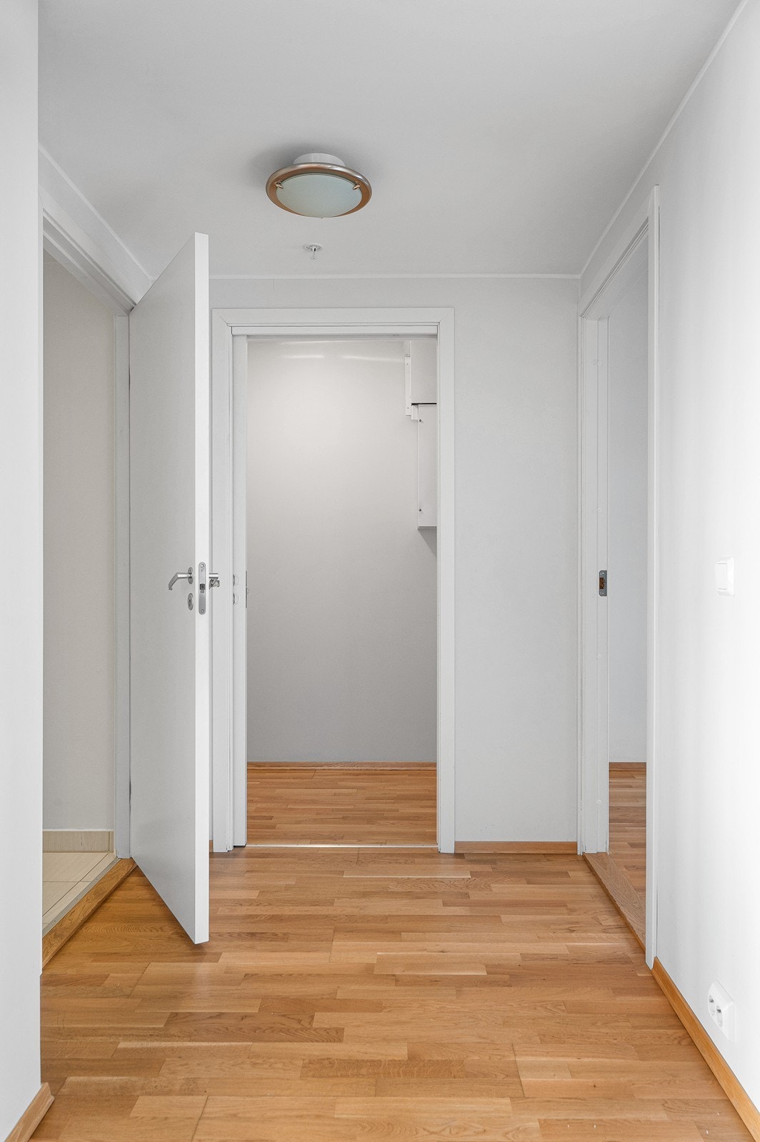 "Mellomgang" med tilgang til badet(til venstre i biildet), Bod(rett frem) og soverom nr.2(til høyre i bildet. Galleribilde