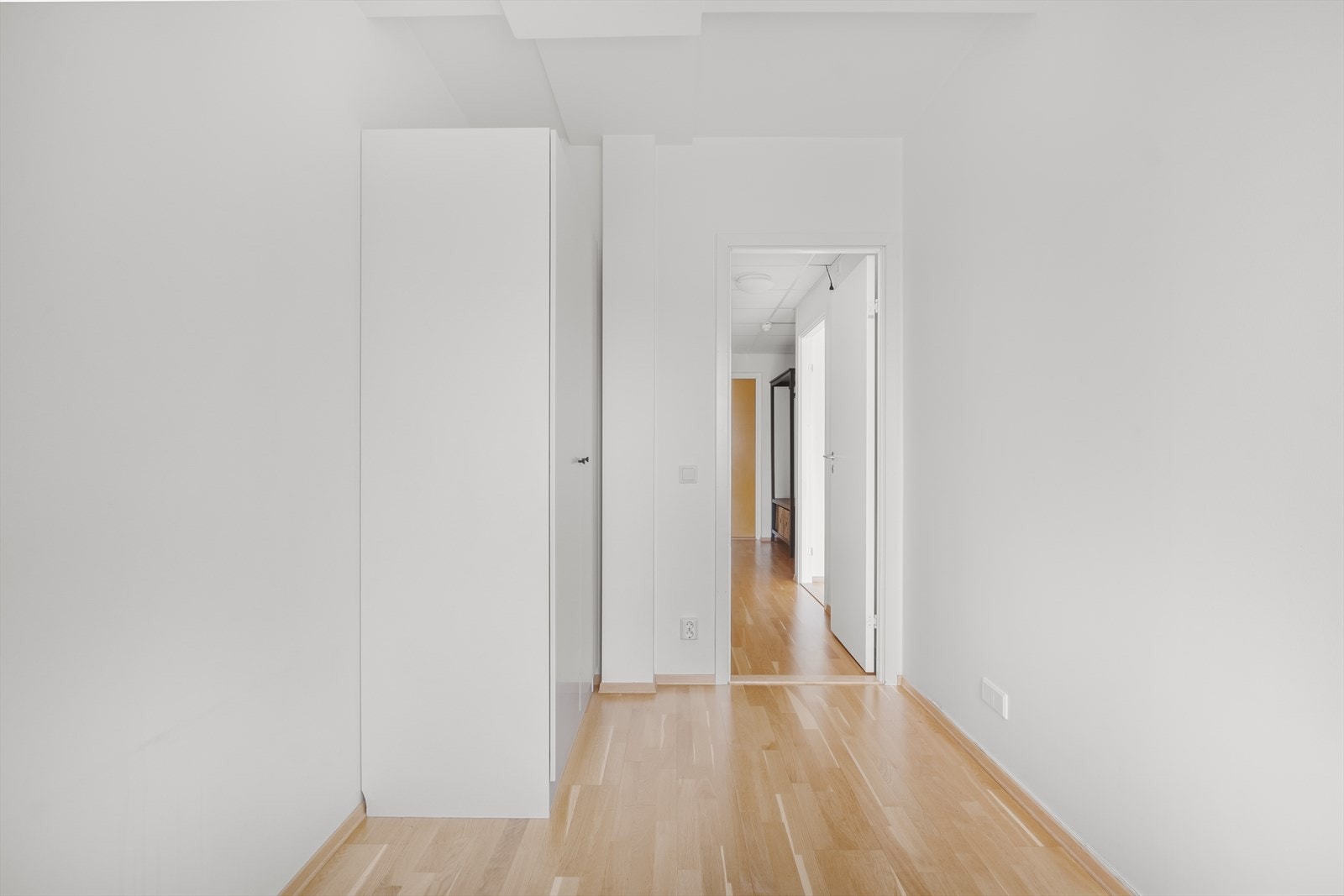 Soverom nr. 2 har plass til seng, kommode, skrivepult etc. og passer perfekt som barnerom, gjesterom eller kontor. Galleribilde