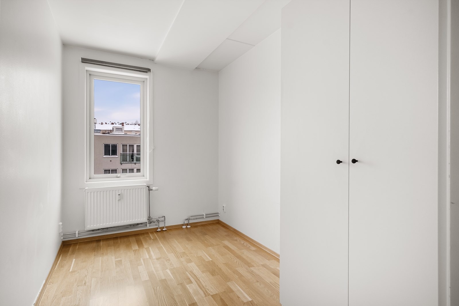 Leiligheten har 2 tiltalende soverom, hvorav begge soverommene er innredet med garderobeskap. Galleribilde