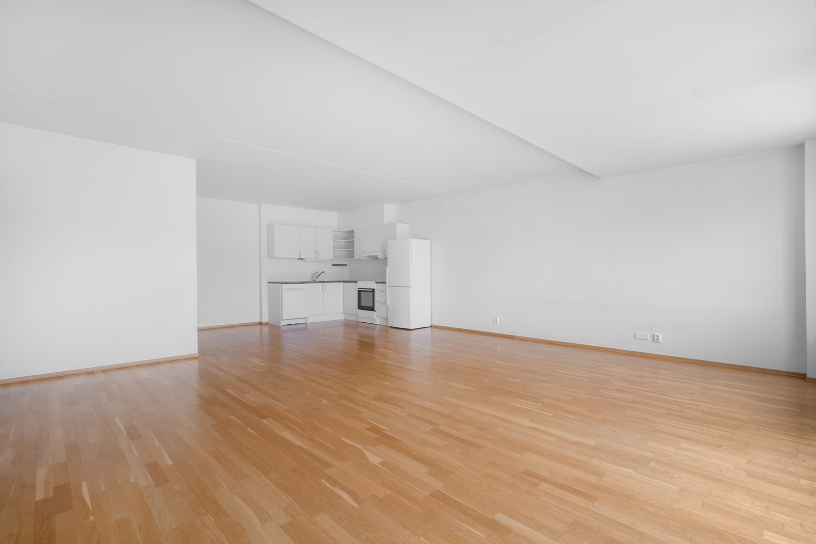 Leiligheten har en delikat og luftig stue i åpen løsning mot kjøkkenet. Galleribilde