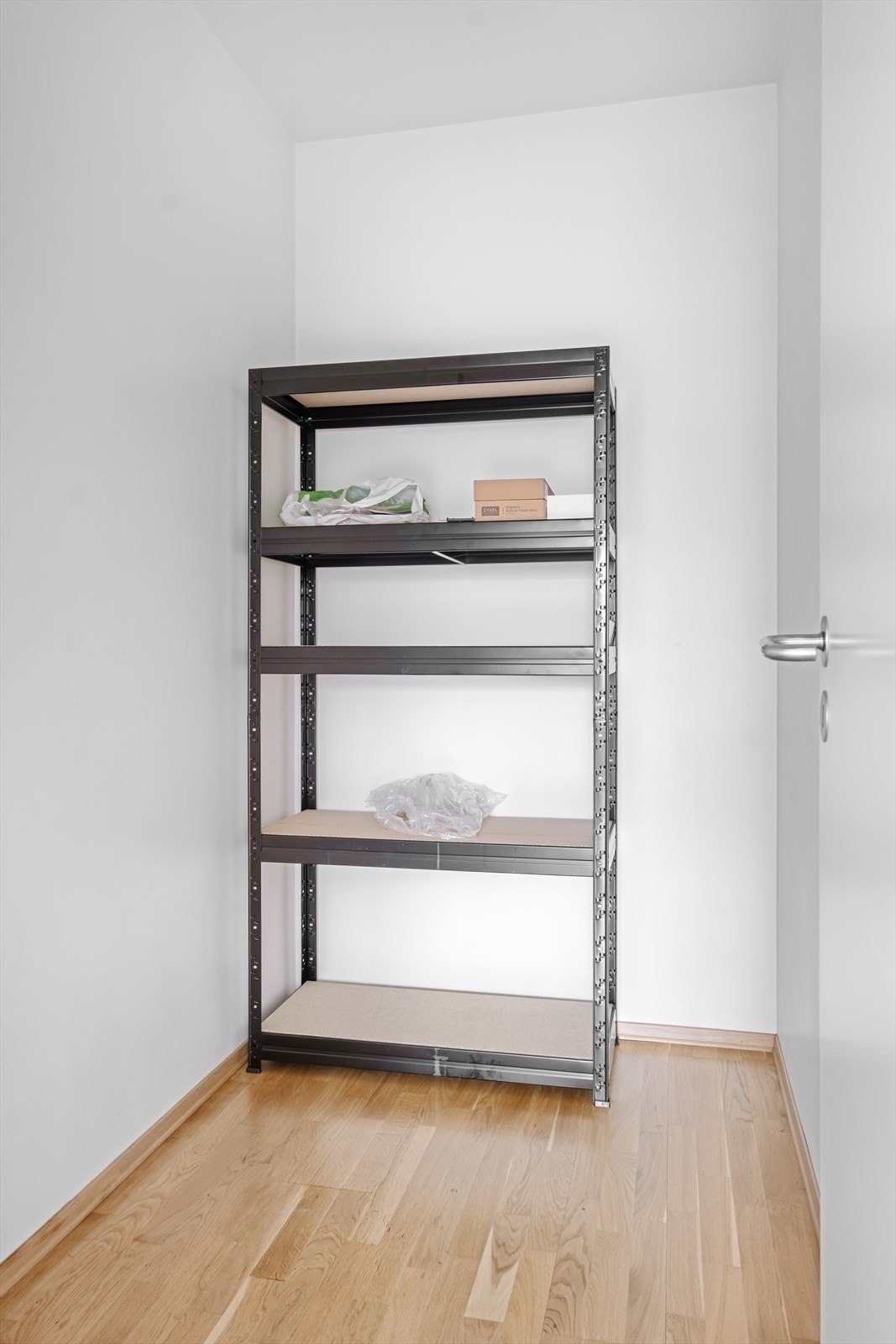 Praktisk garderobe/ bod med møbleringsmuligheter. Her er det godt med plass til garderobeskap for lagring, oppheng til klær, yttertøy, sko e.l. Galleribilde