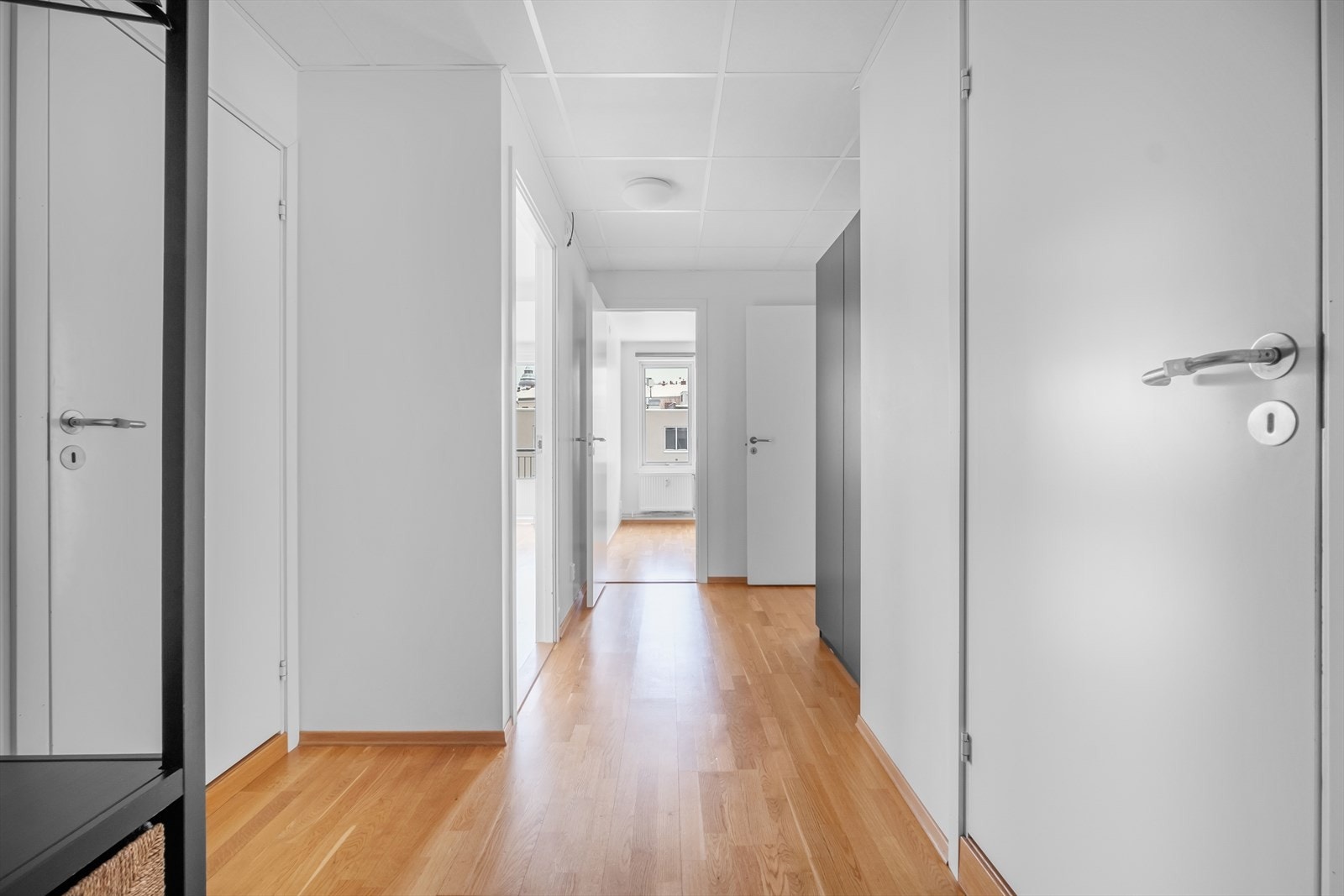 Innbydende gang som gir et godt førsteinntrykk av leiligheten. Her er det god plass til å henge fra seg ytterklær og sette fra seg sko. Galleribilde