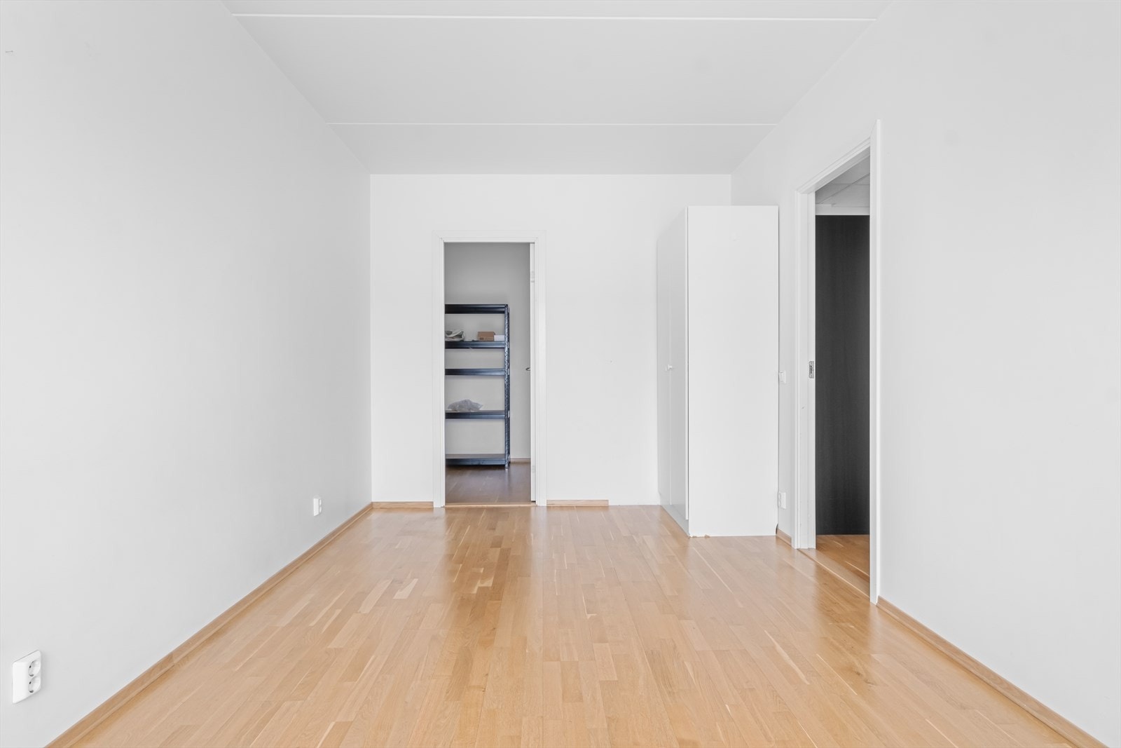 Hovedsoverommet har egen adkomst til garderobe/bod. Galleribilde