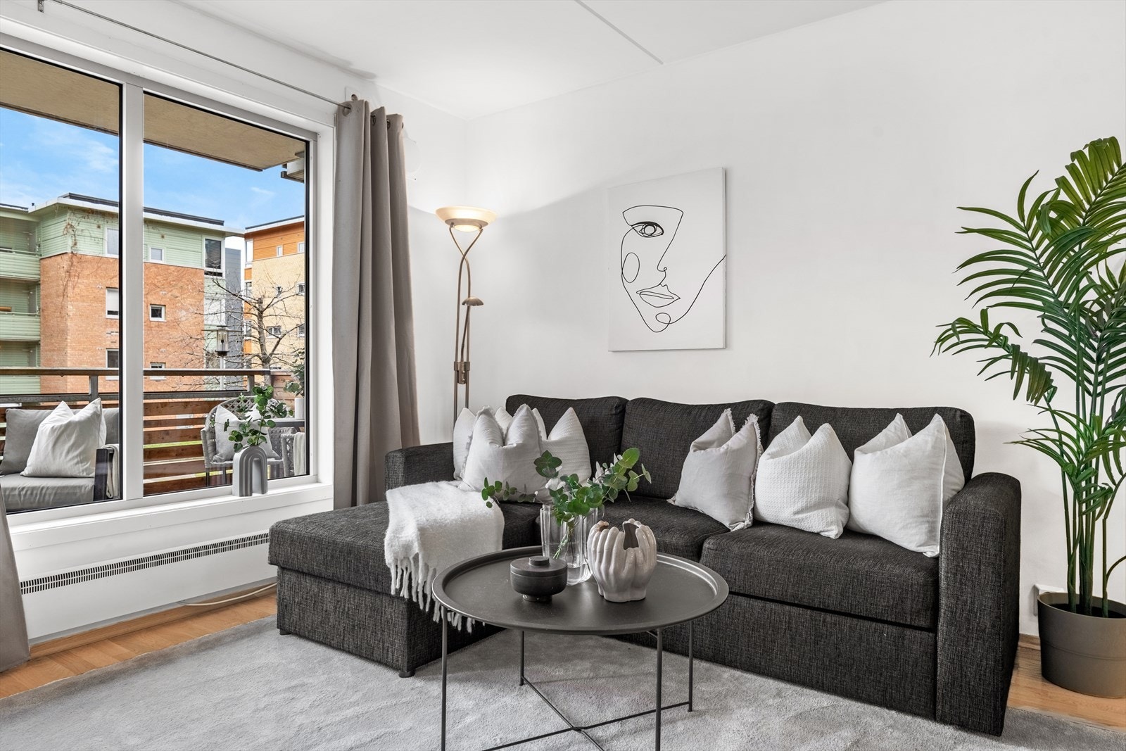 Stue med store vindusflater Galleribilde