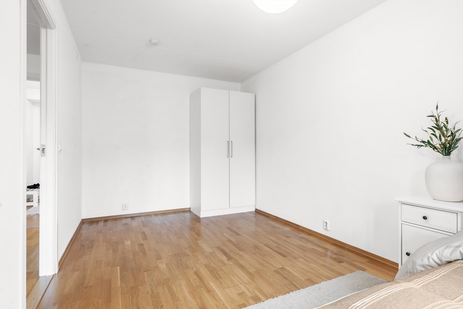 Mulighet for å sette opp stor skyvedørsgarderobe Galleribilde