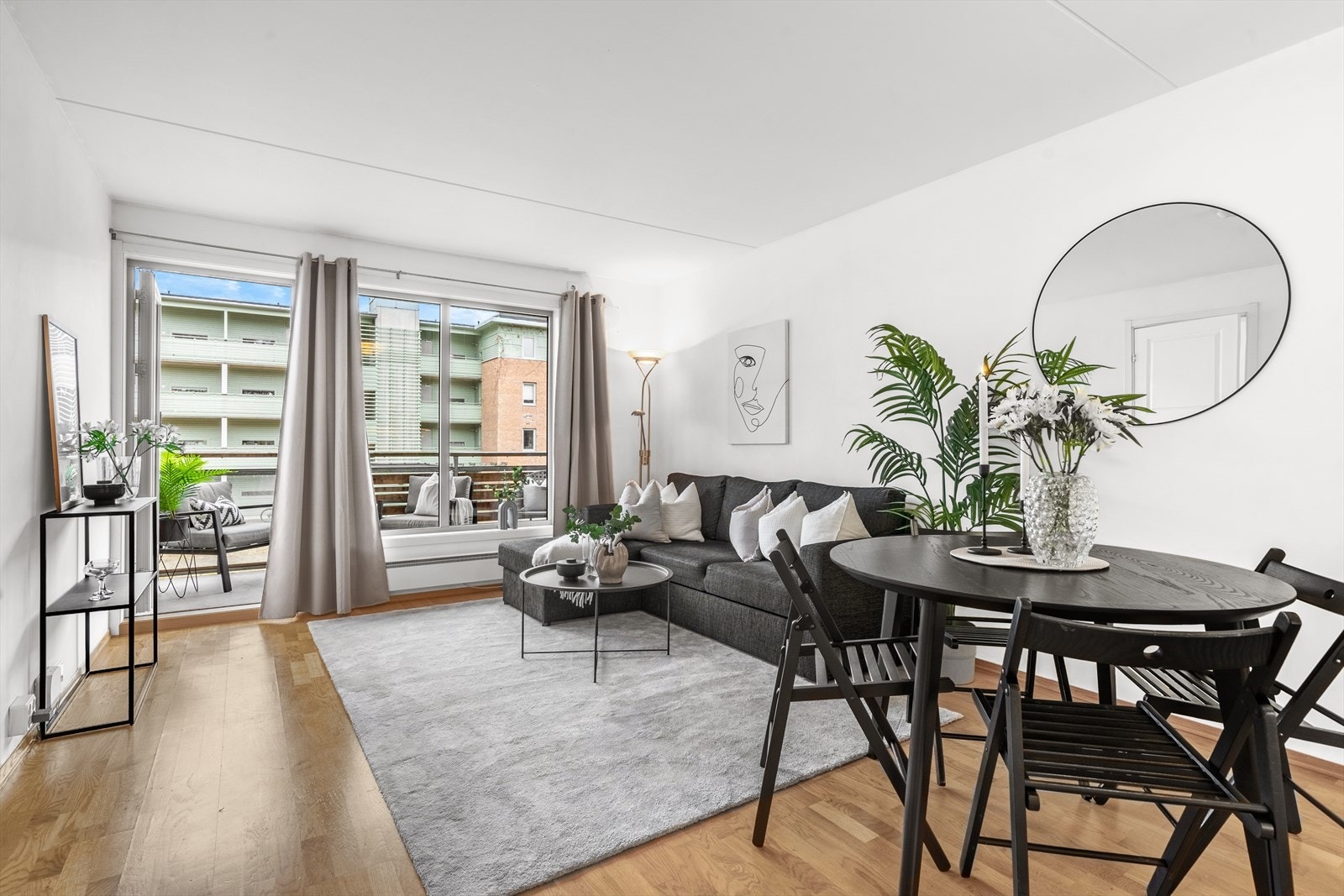 Moderne gård fra 2004 med effektiv planløsning og mye lys Galleribilde