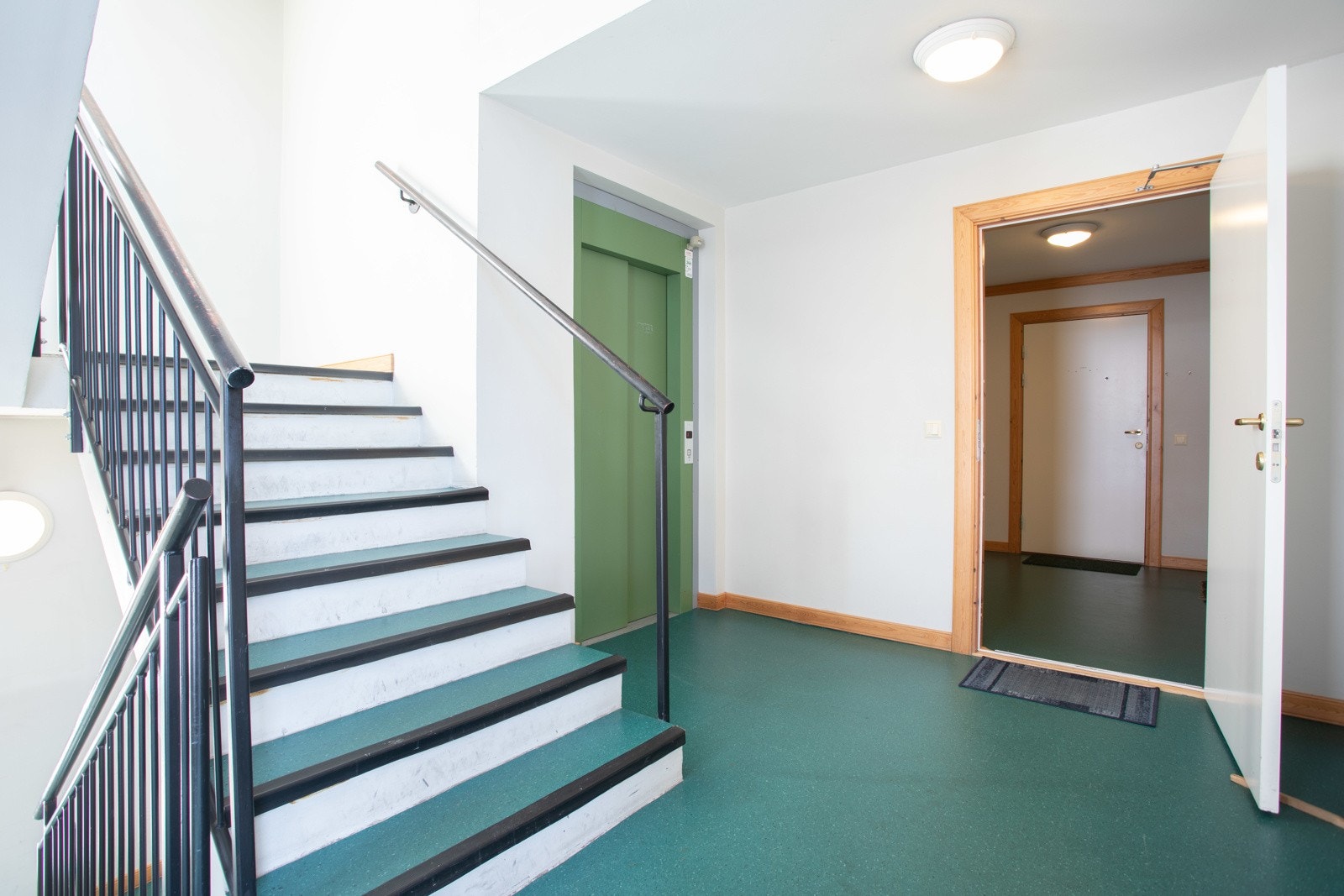 Felles inngangsparti til leilighetene med både trapp og heis. Galleribilde