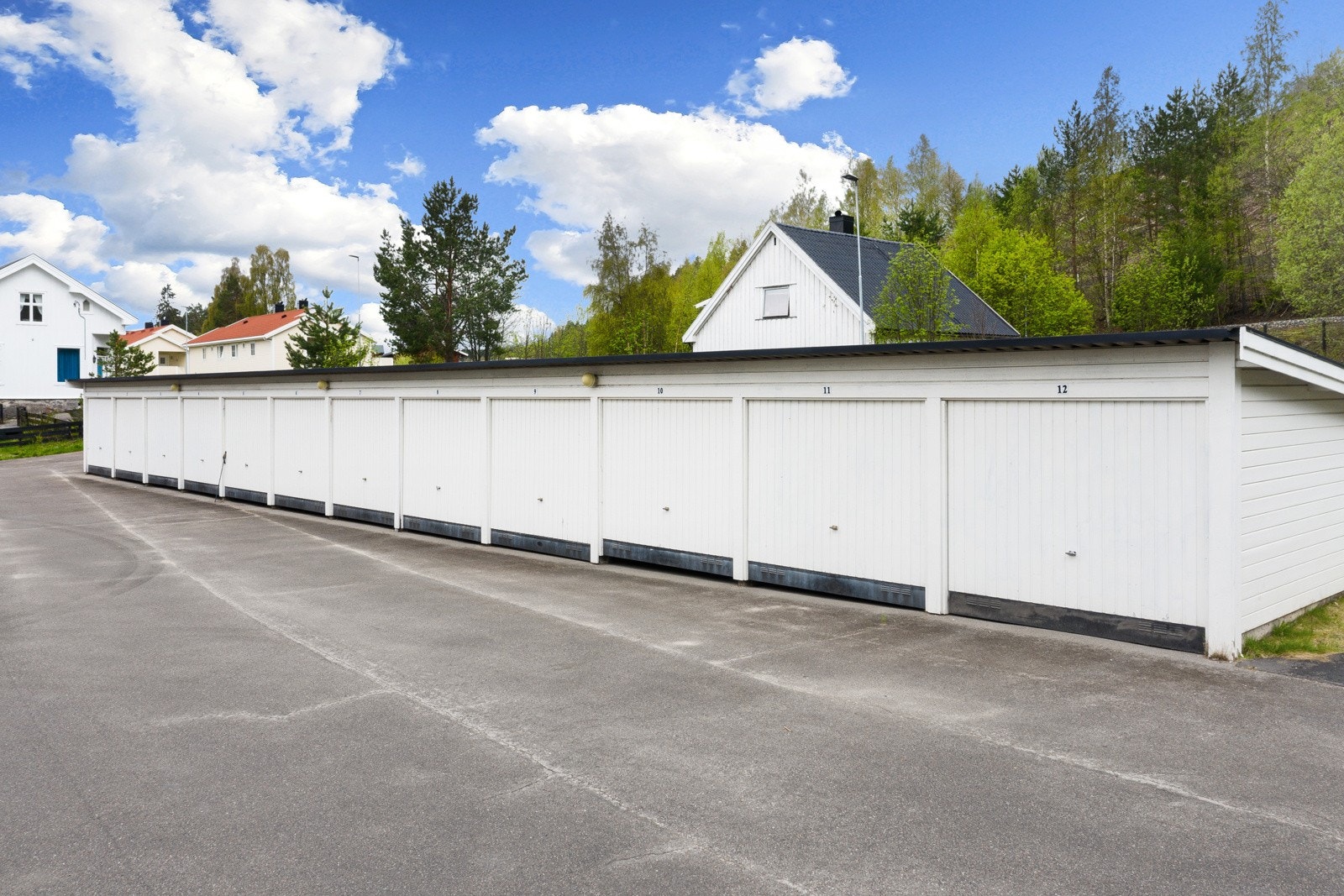 Parkering i garasje samt på felles parkeringsplass. Galleribilde