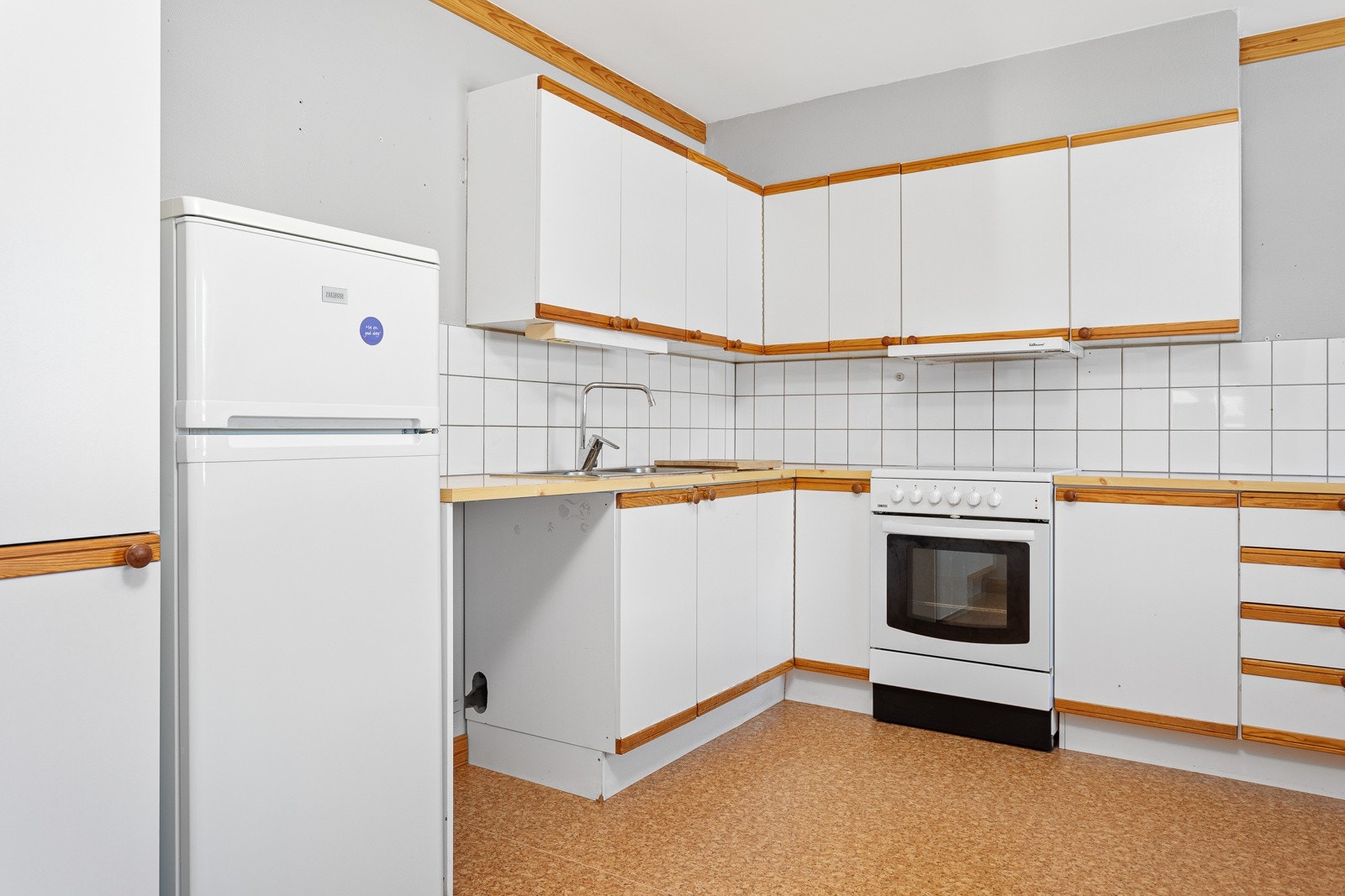 Norema kjøkkeninnredning med åpen løsning for hvitevarer. Galleribilde