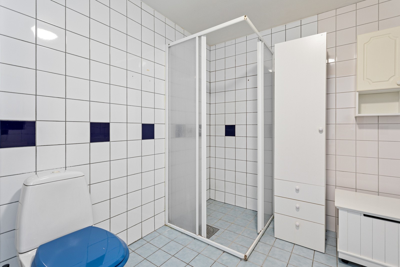 Badet er innredet med servant, dusjhjørne og toalett. Galleribilde