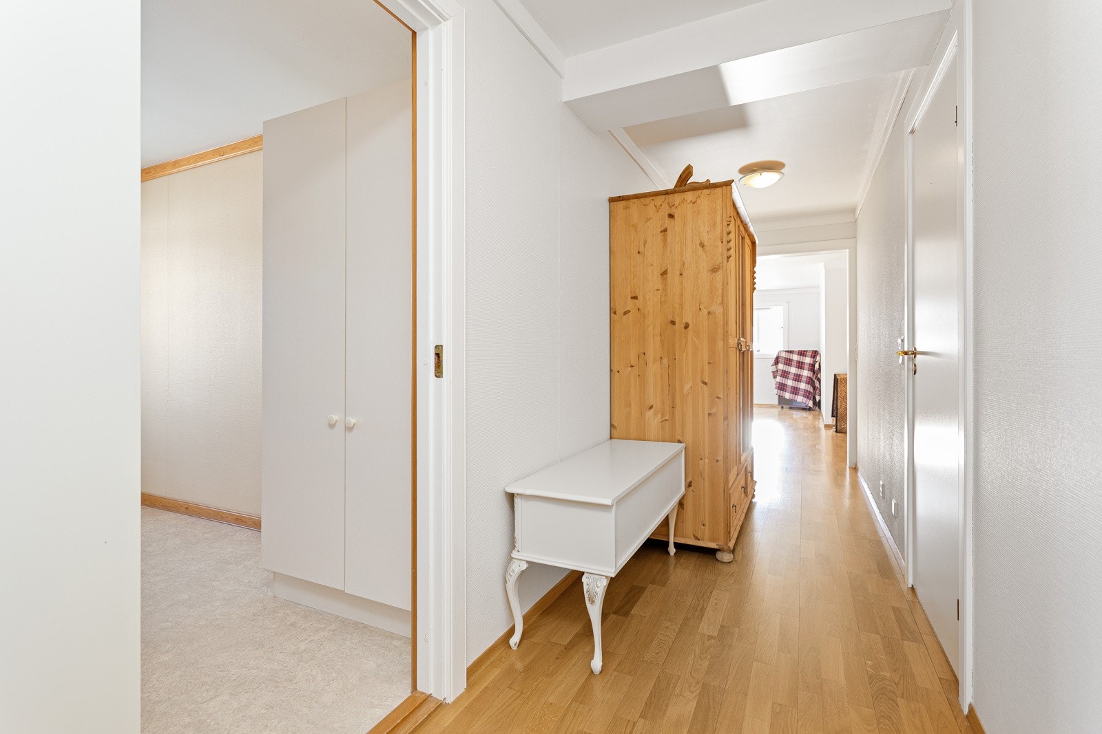 Velkommen inn! Fra gangen er det adkomst videre inn til stue og kjøkken. Galleribilde