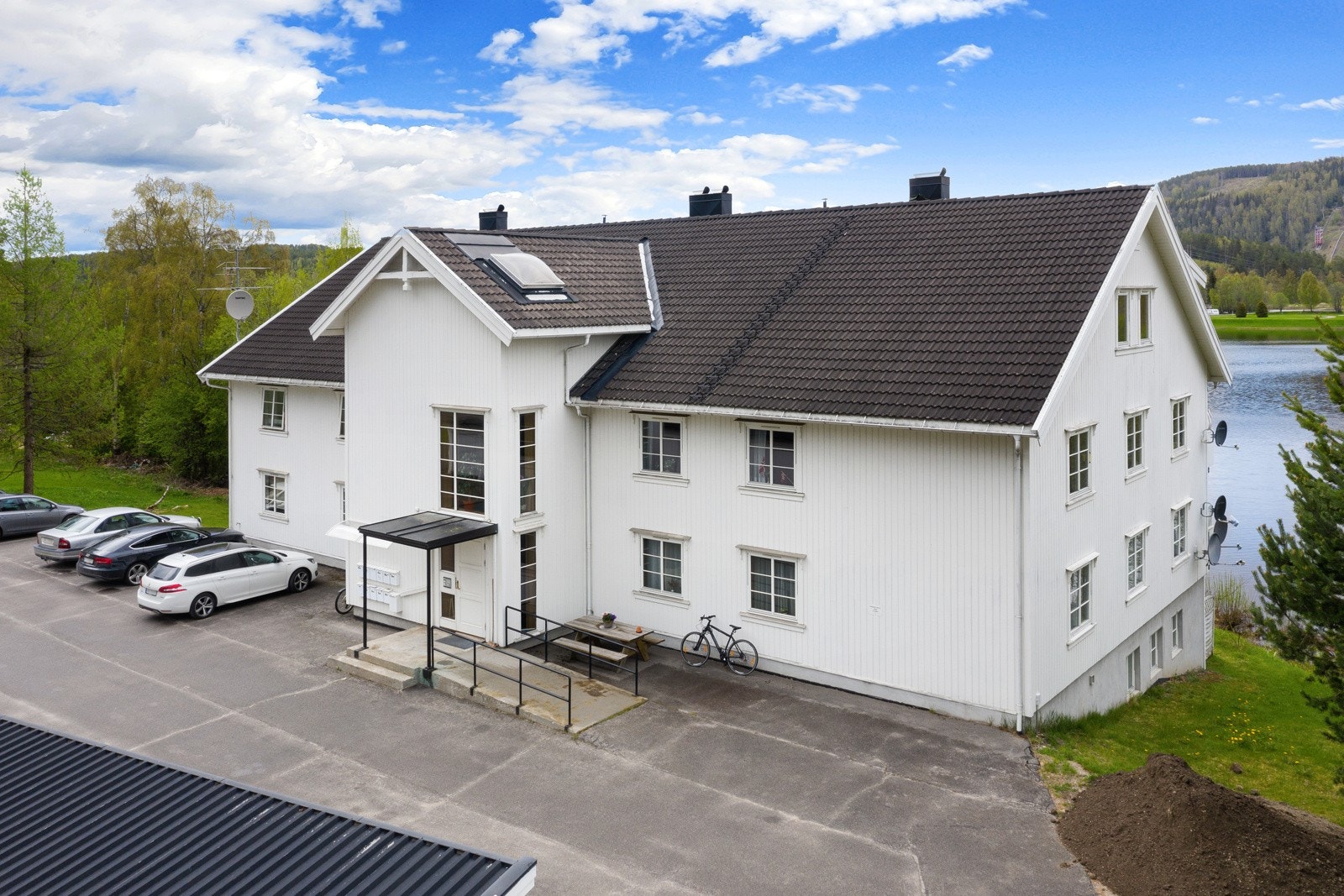 Inngangsparti. Galleribilde