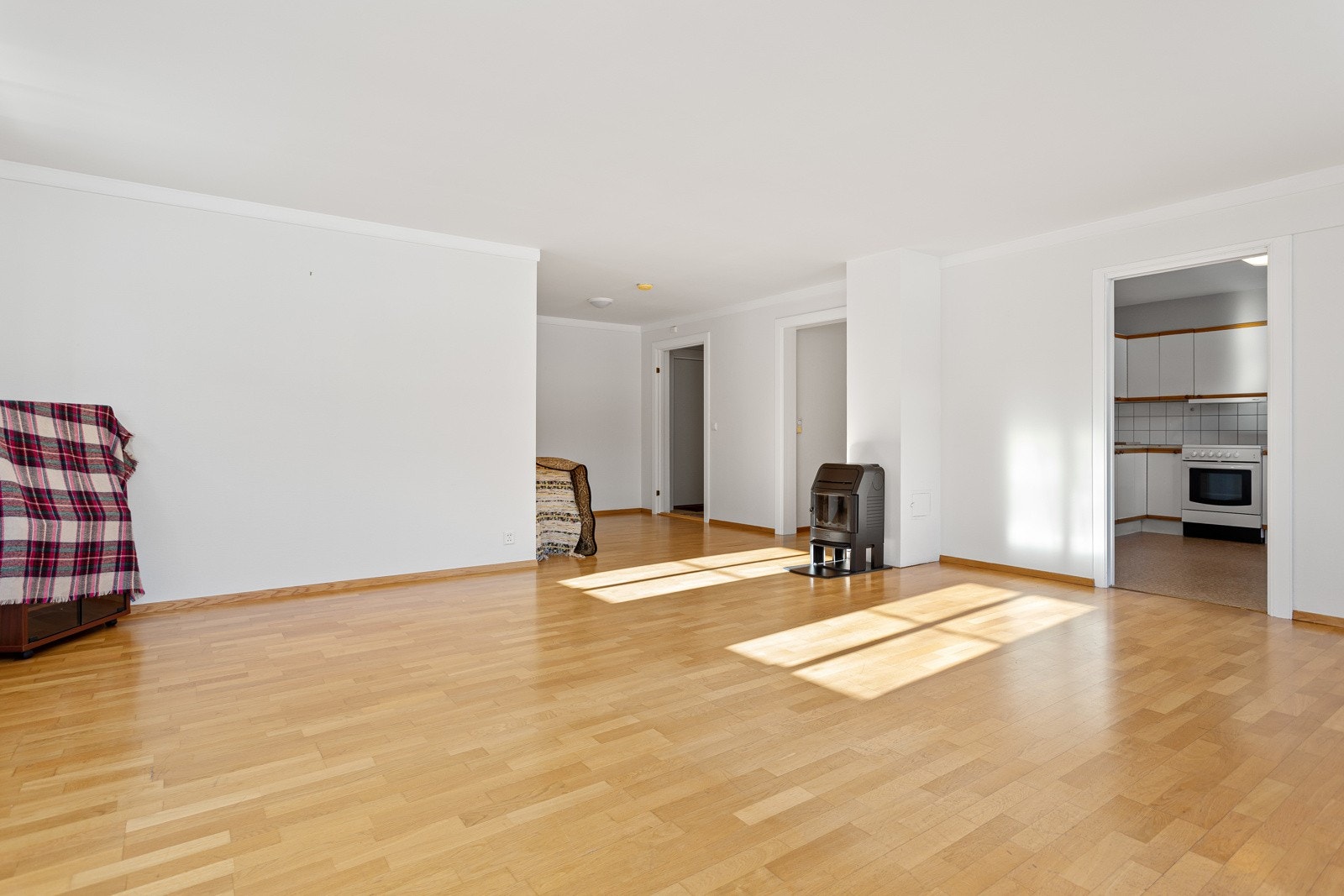 Romslig, lys stue med god plass til sofakrok og tv-bord. Galleribilde