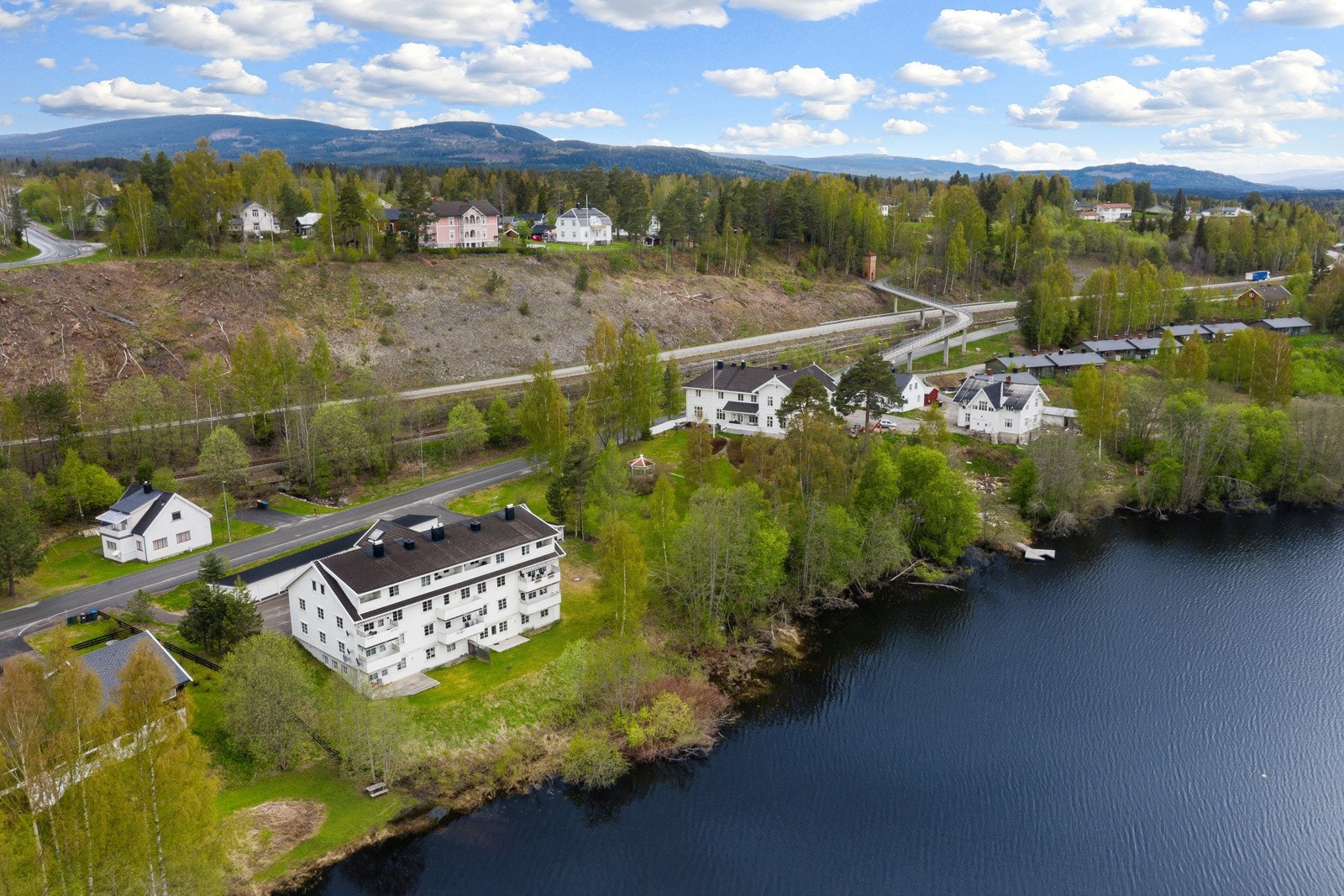 Leiligheten ligger rett ved Prestsjøen. Galleribilde