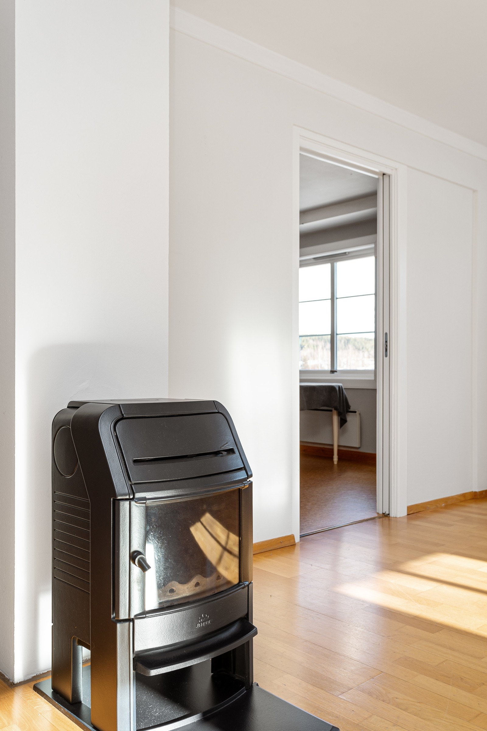 Oppvarming med blant annet vedfyring. Galleribilde