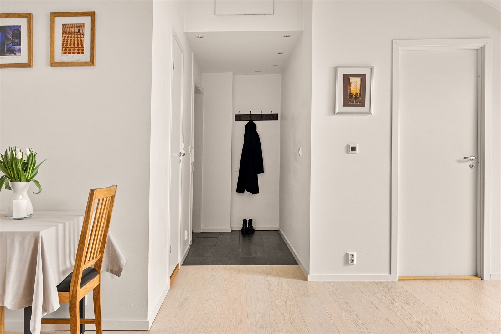 Praktisk entré med mulighet for klesoppheng Galleribilde