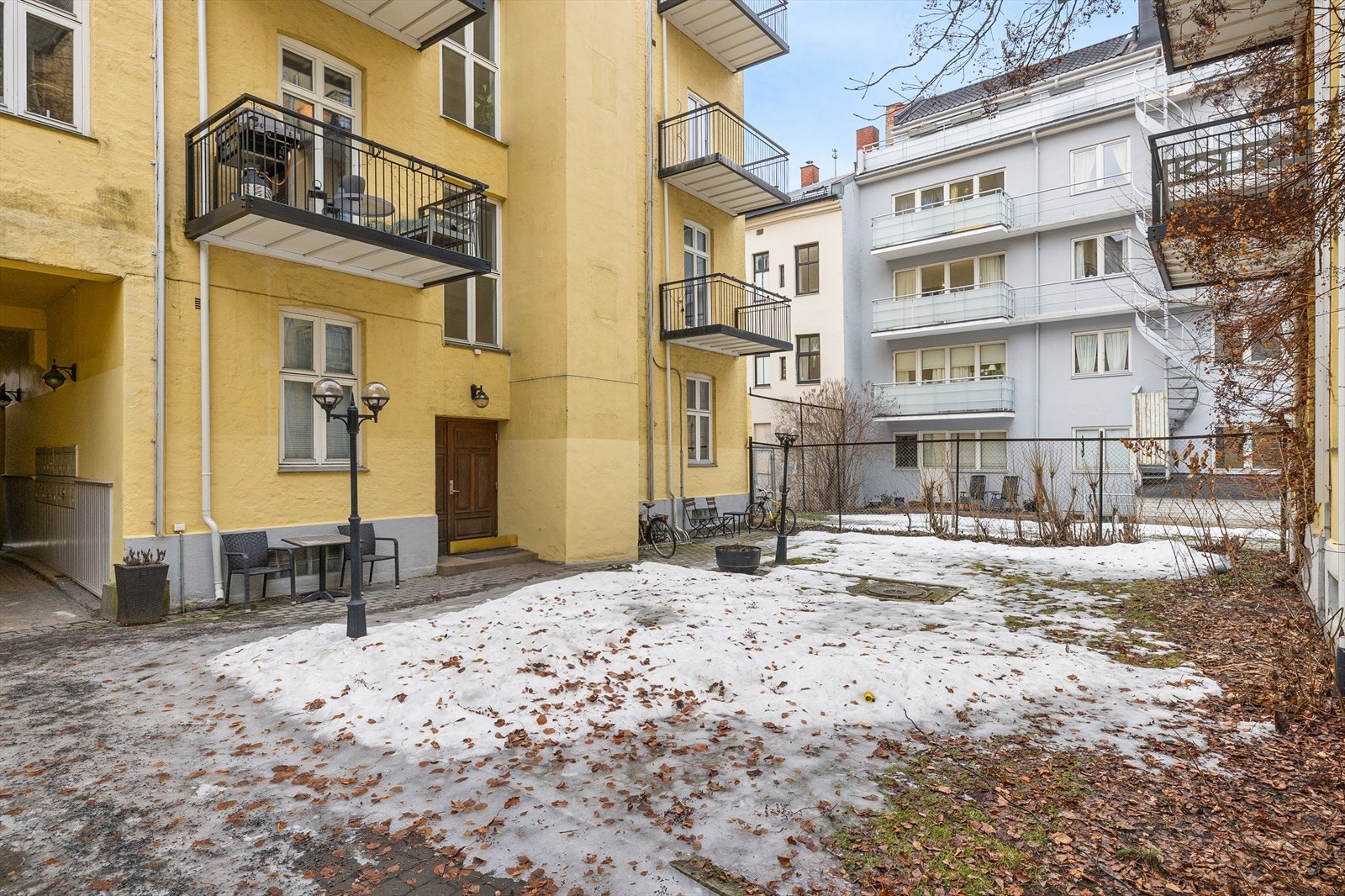 Hyggelig bakgård Galleribilde