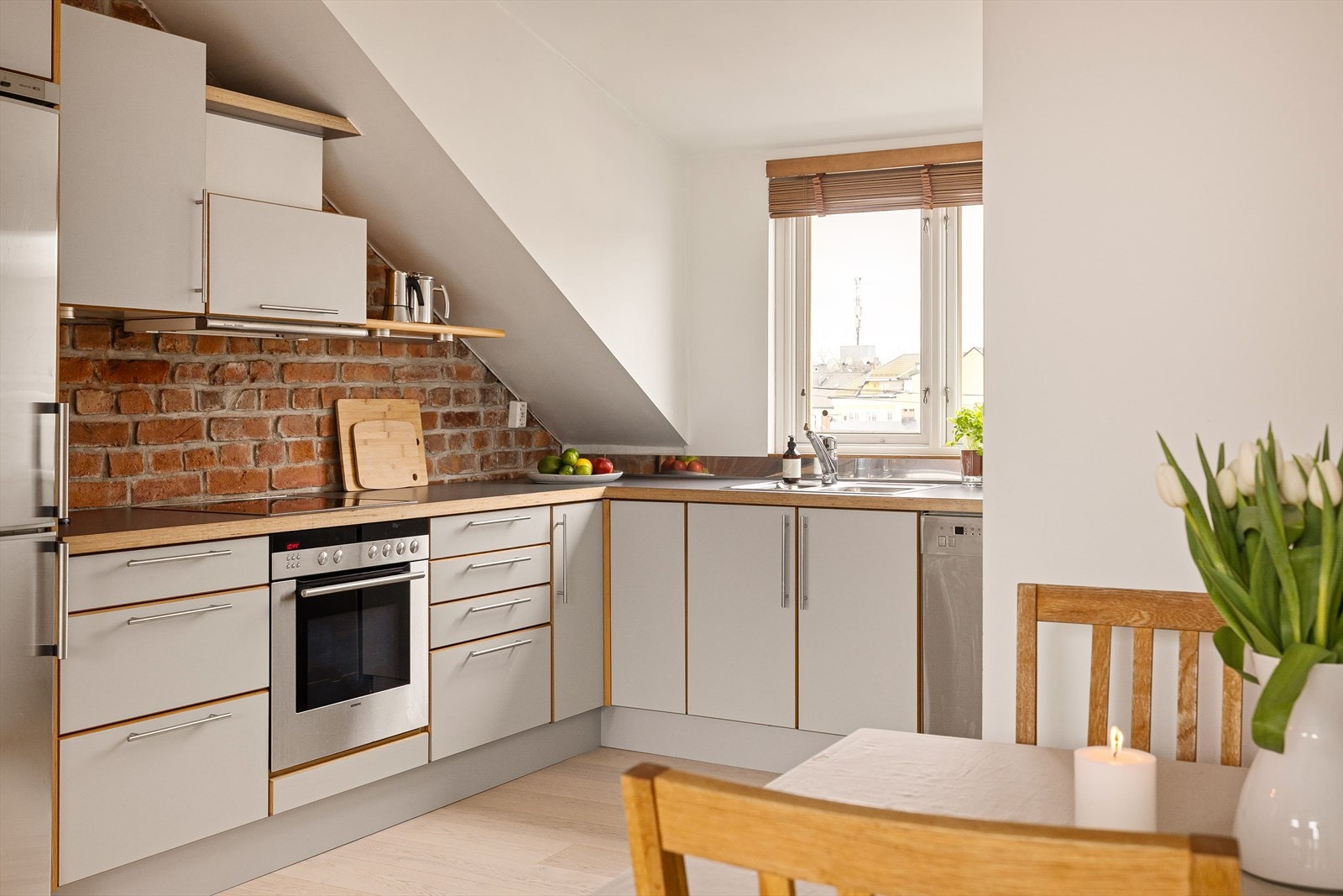 Praktisk kjøkken med rikelig av oppebevaring Galleribilde