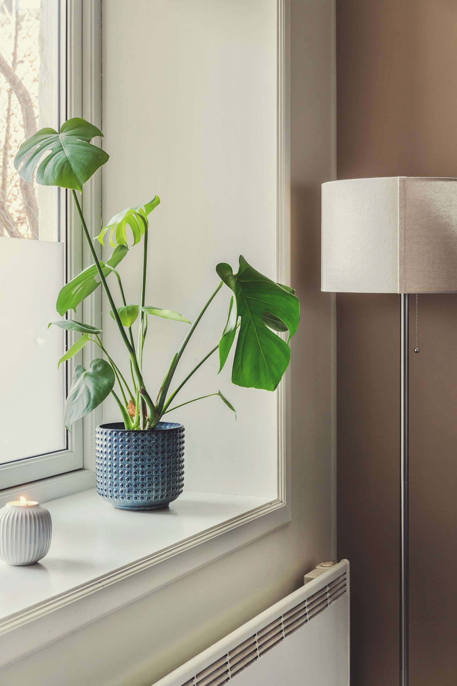 Dype vinduskarmer gir en gyllen mulighet til å innrede med lysestaker, planter og vakre bøker. Galleribilde