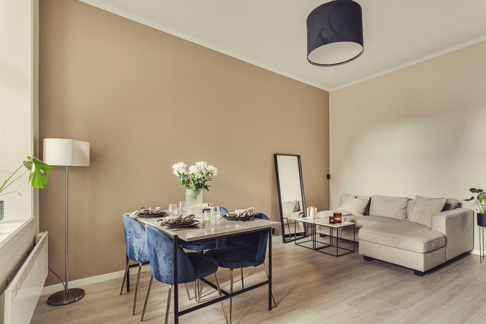 Nyere gulv med 1-stavs laminat. Galleribilde