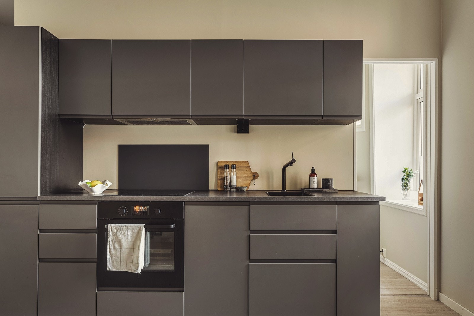 Det er satt inn et nytt, flott kjøkken fra Ikea (2022) med integrerte hvitevarer. Galleribilde